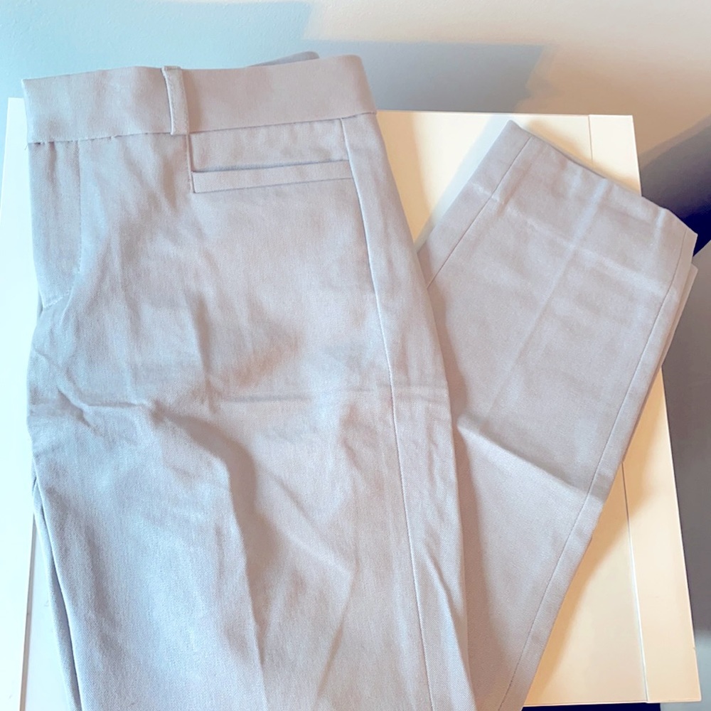 Grey ankle work pants.